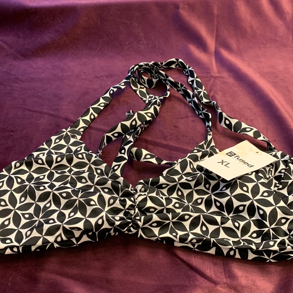 Xl nwt black and white fused bikini top